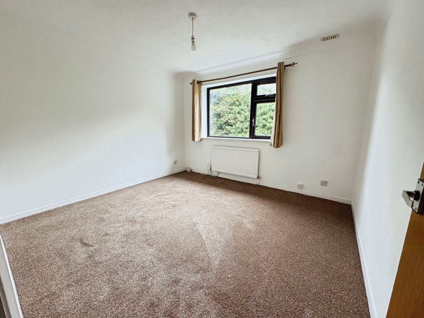 Flat Lonsdale Road in Southend-on-Sea