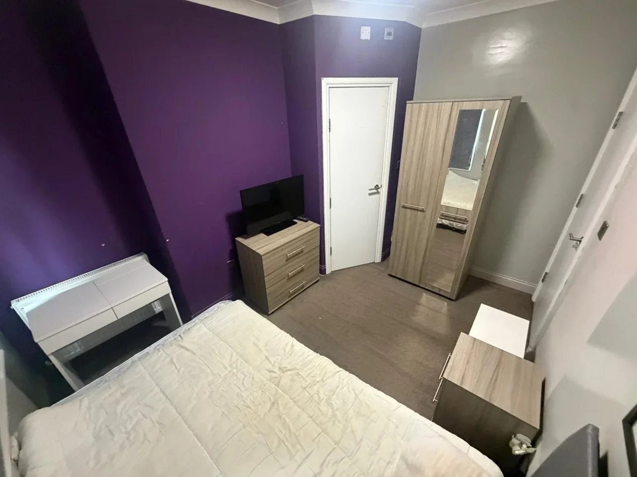 Room Graham Road in Greater London