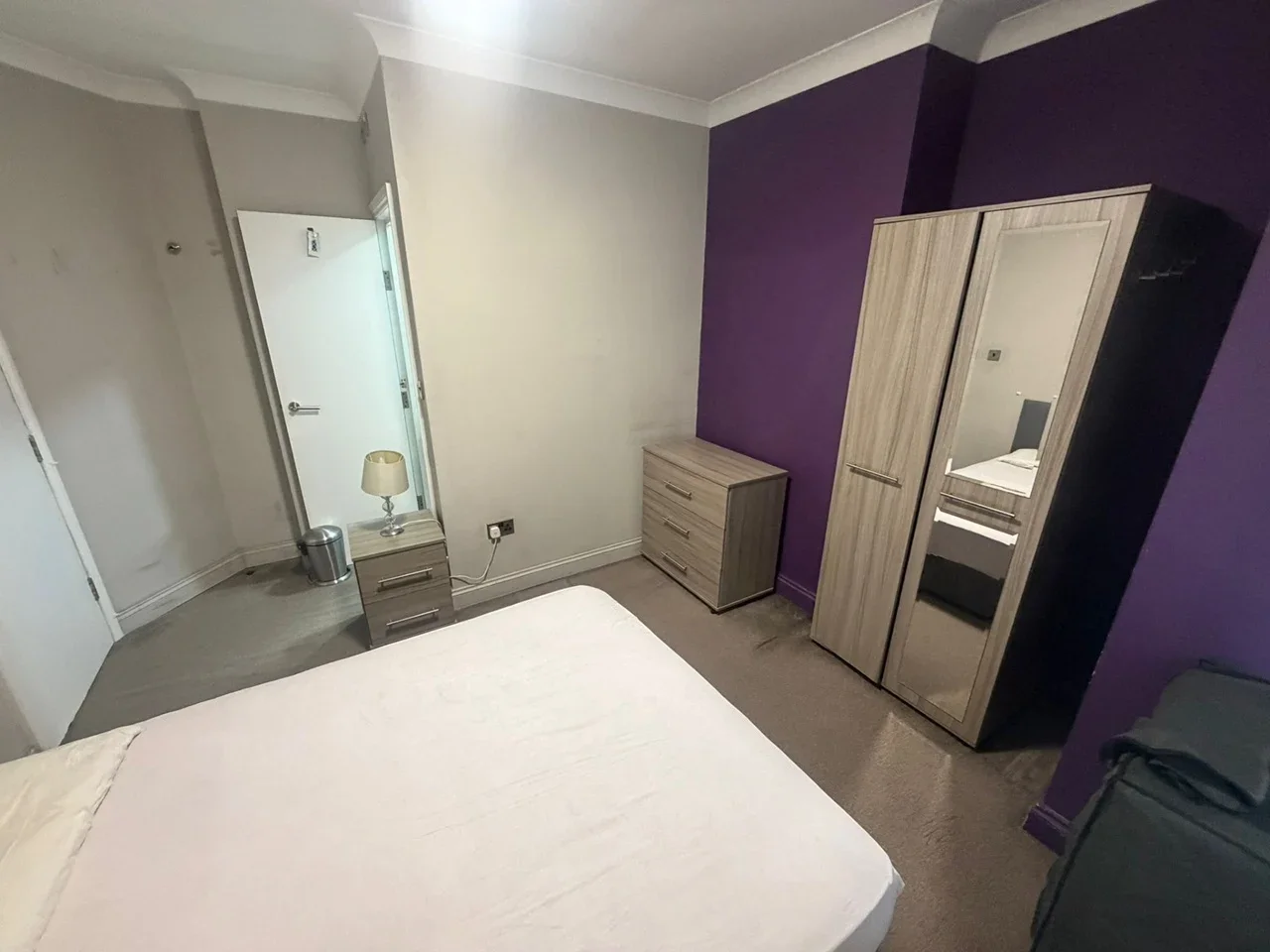 Room Graham Road in Greater London