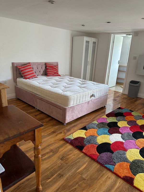 Room Rosedene Avenue in Greater London