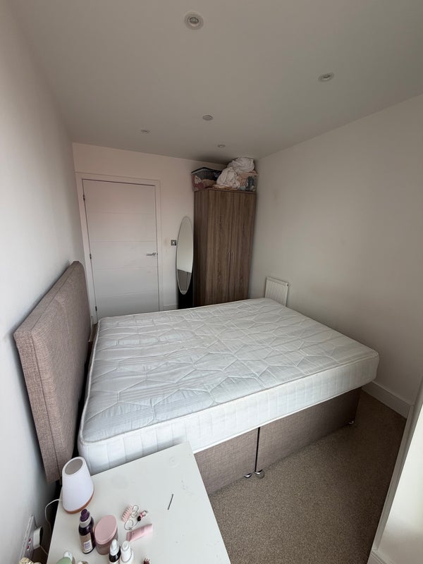 Room Leven Road in Greater London