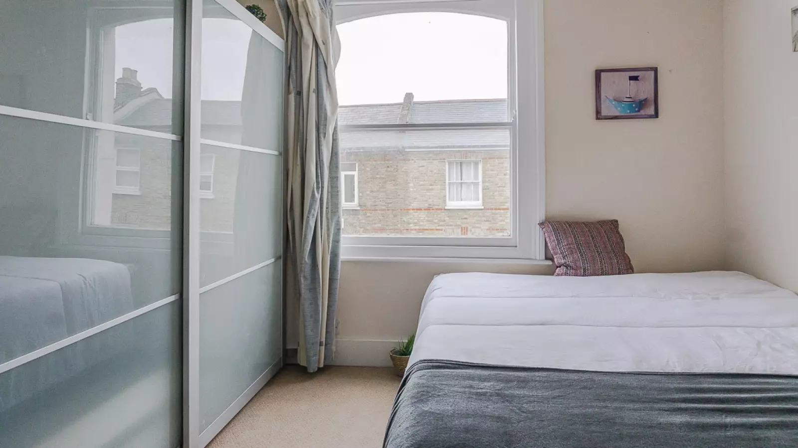 Room Barnwell Road in Greater London