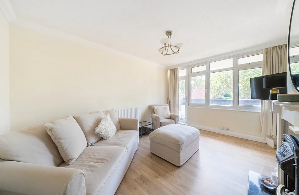 Flat Friern Road in Greater London