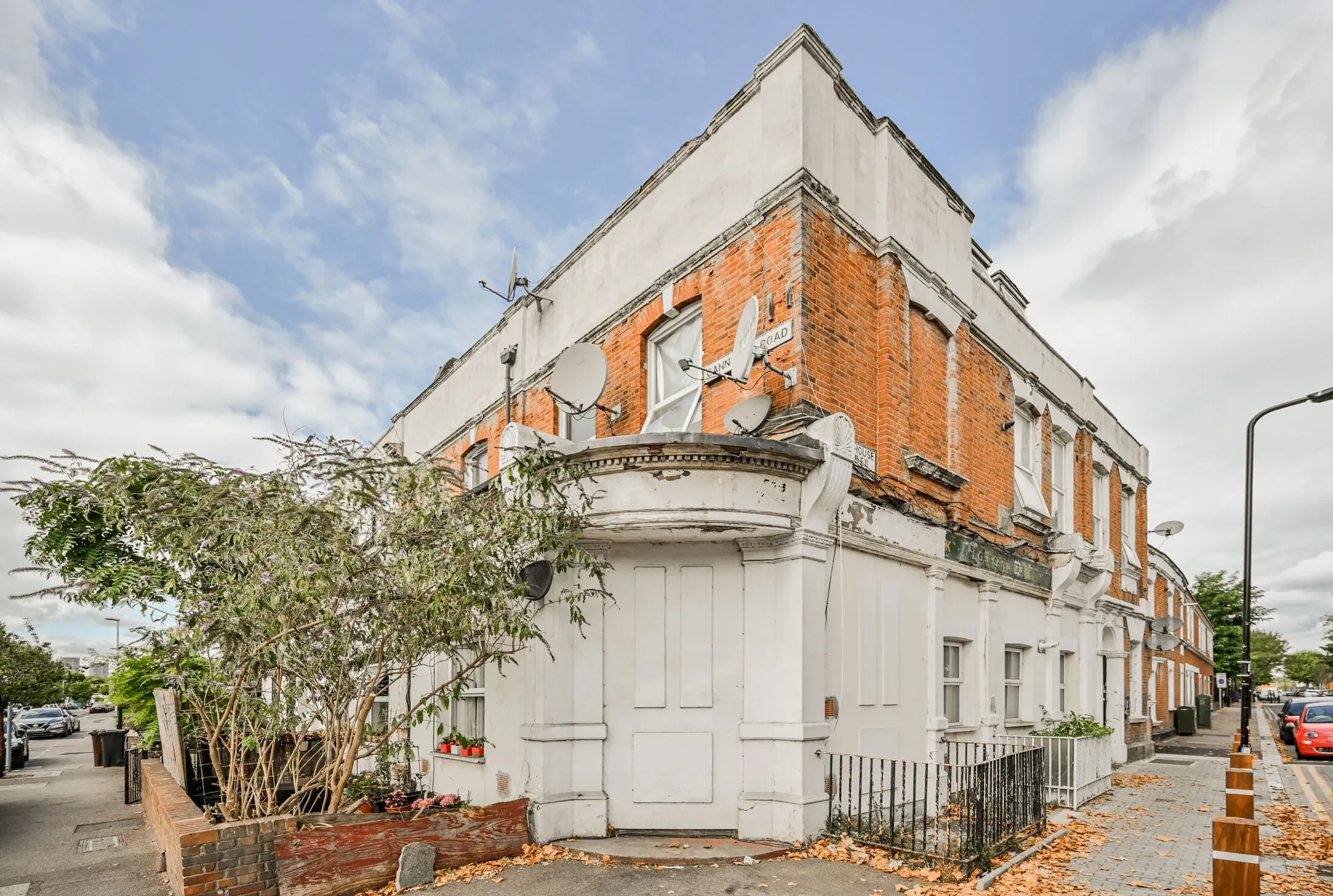 Flat Cann Hall Road in Greater London