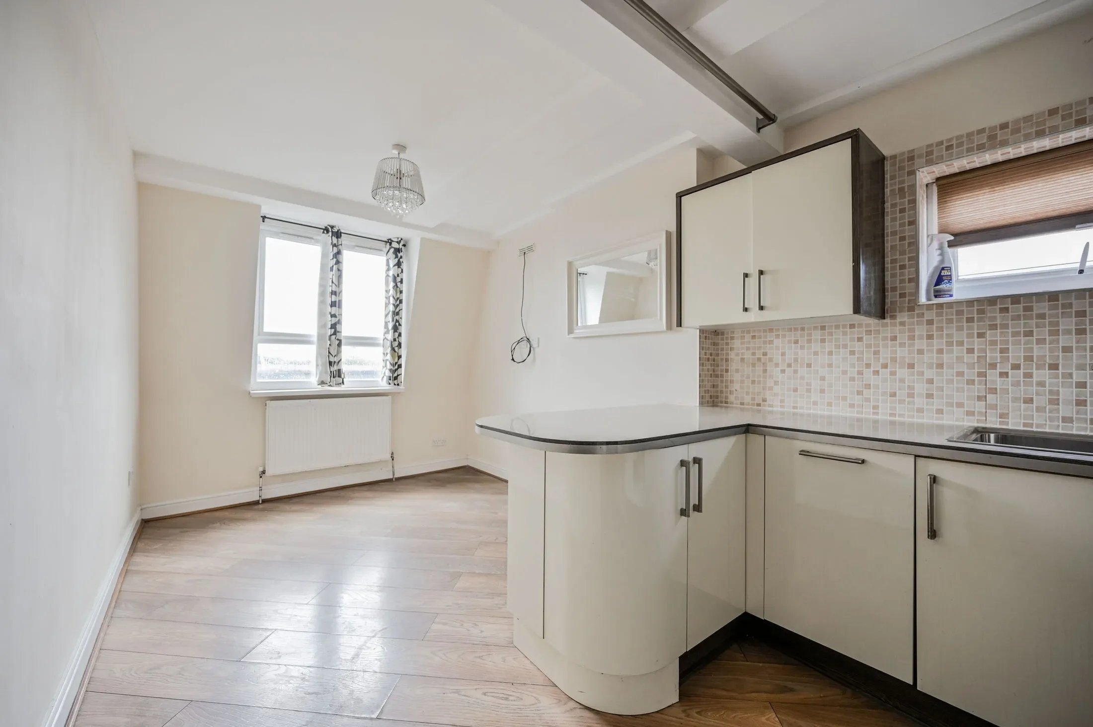 Flat Cann Hall Road in Greater London