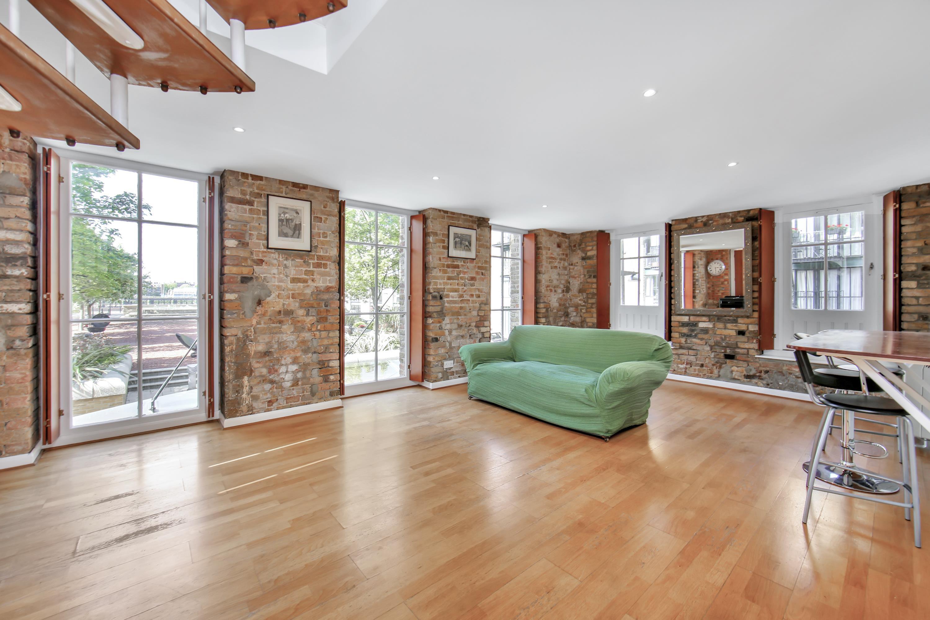 Flat Cahir Street in Greater London