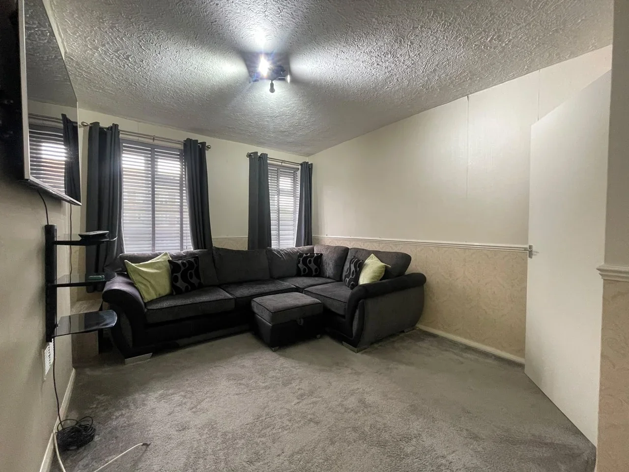 Flat Afton Drive in South Ockendon
