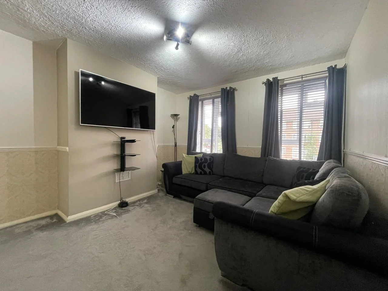 Flat Afton Drive in South Ockendon