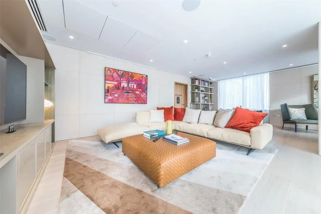 Flat Park Drive in Greater London