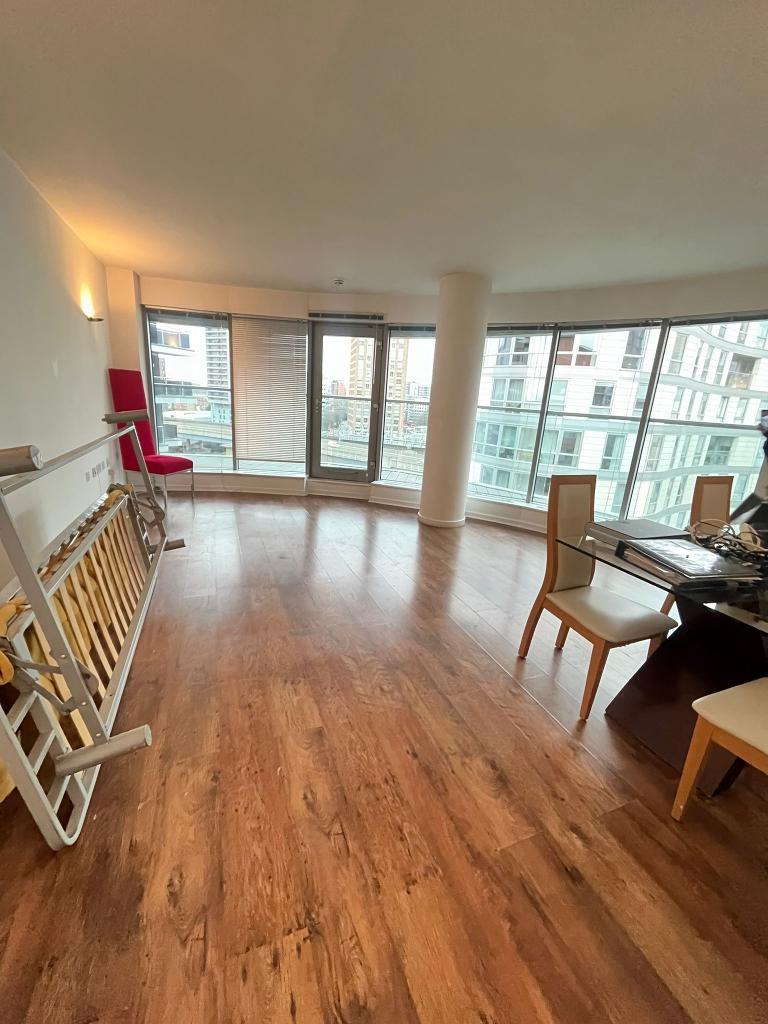 Flat Biscayne Avenue in Greater London