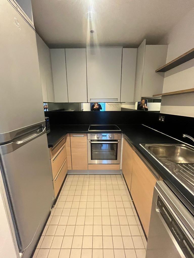 Flat Biscayne Avenue in Greater London