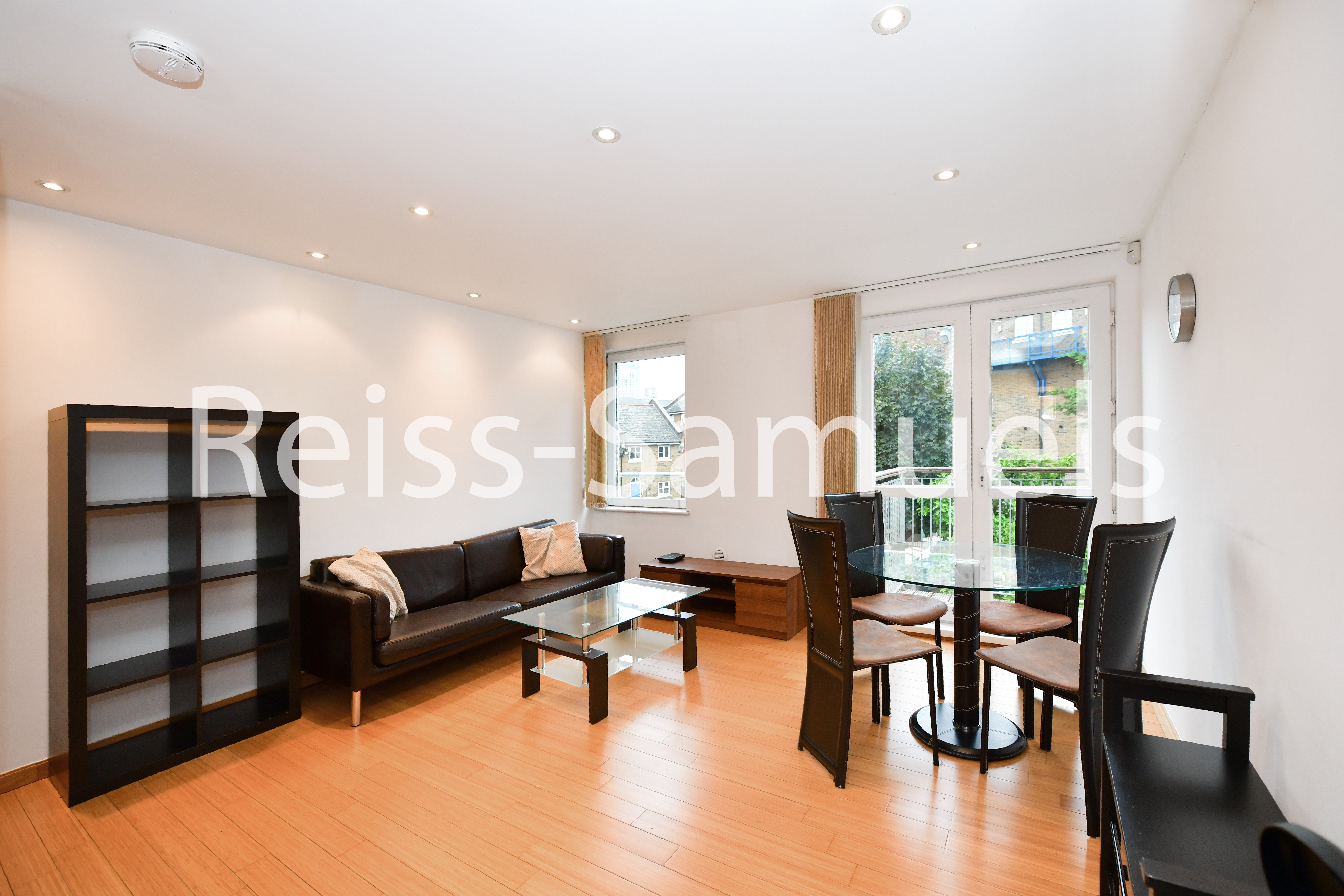 Flat Westferry Road in Greater London
