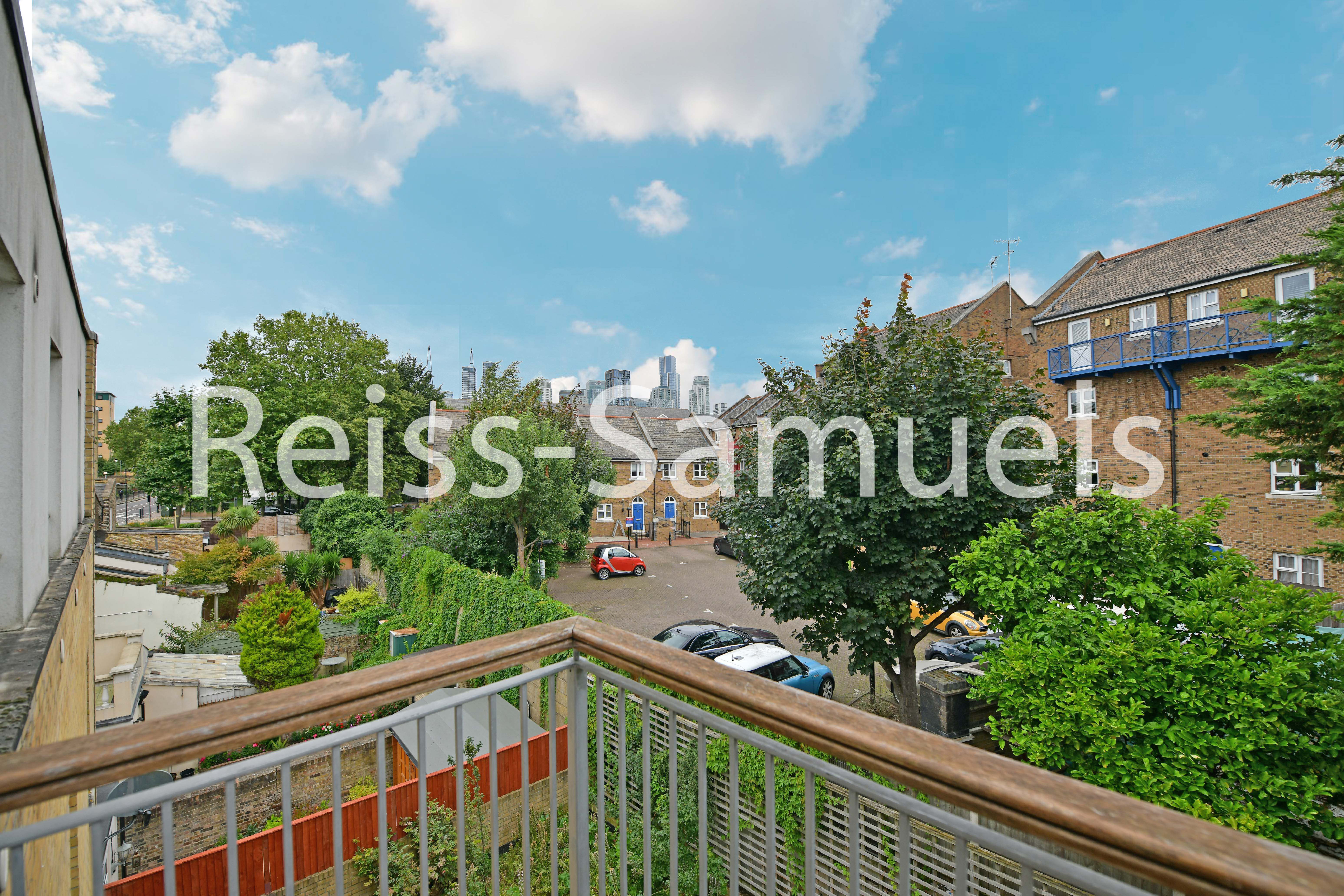 Flat Westferry Road in Greater London