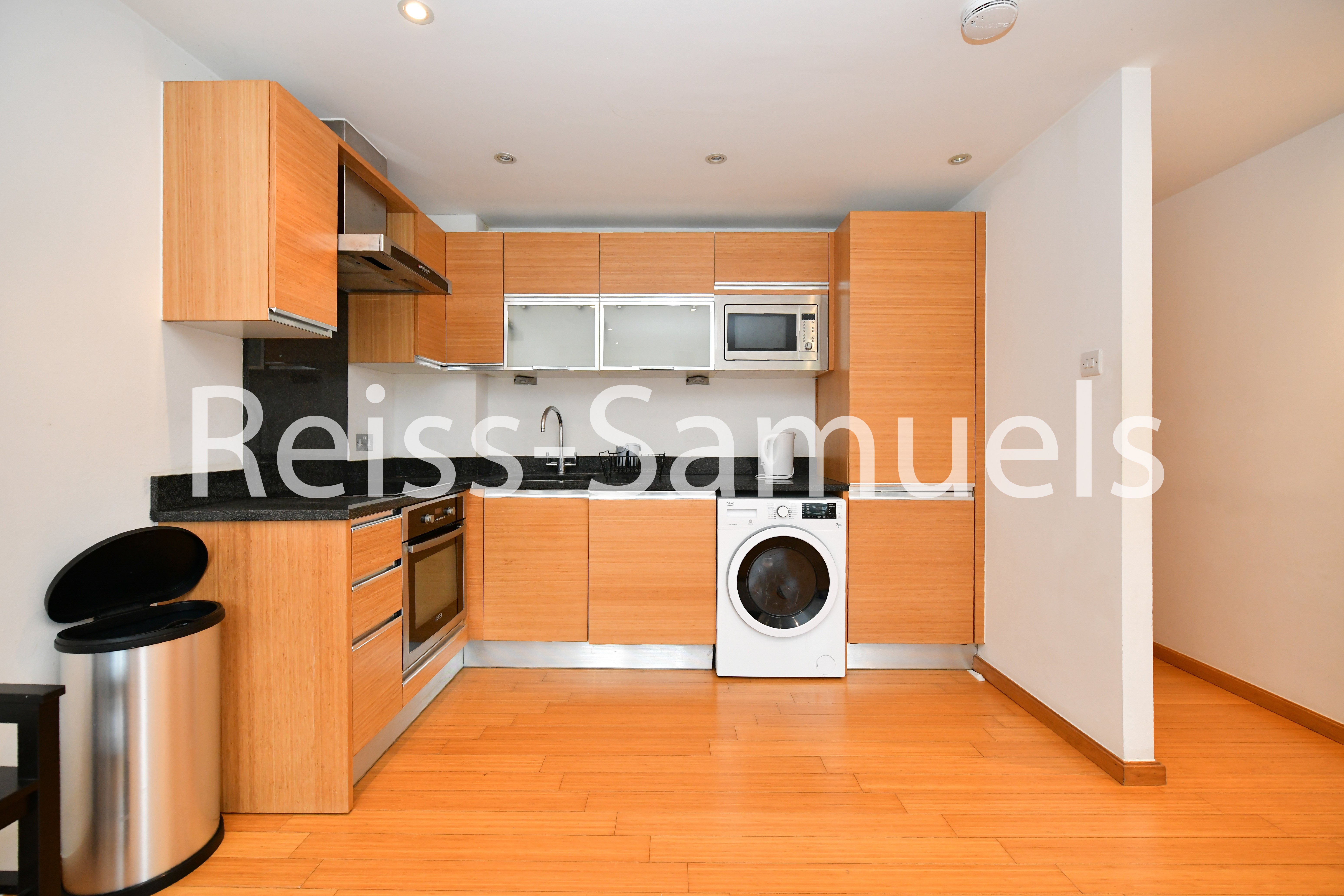 Flat Westferry Road in Greater London