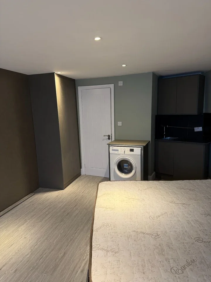 Flat Thurston Road in Greater London