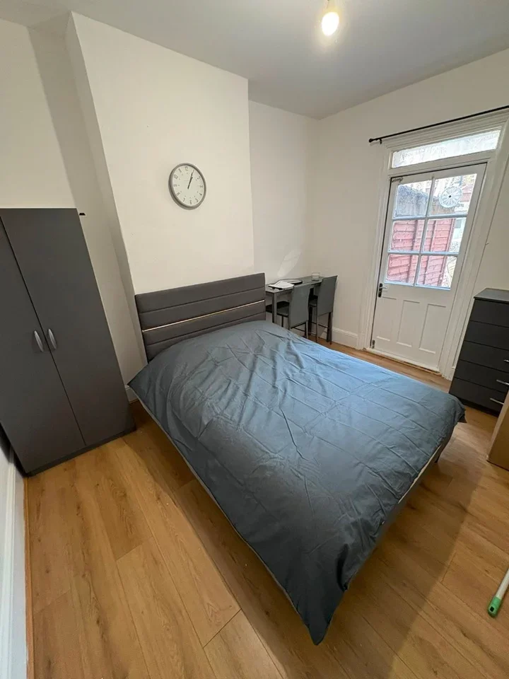 Room La Rose Lane in Greater London
