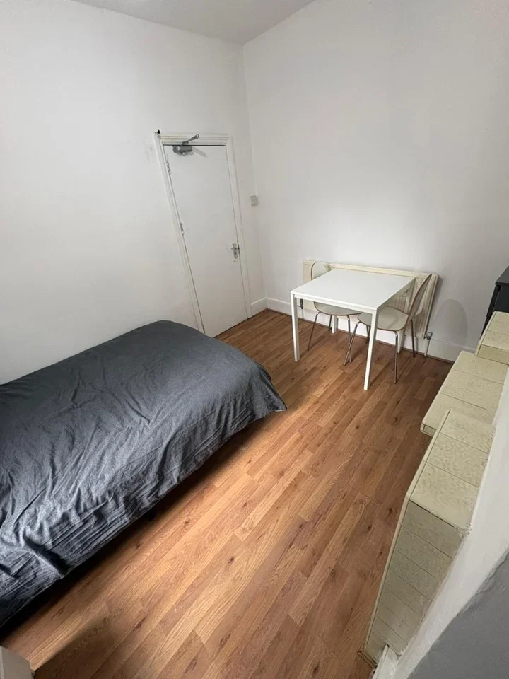Room La Rose Lane in Greater London