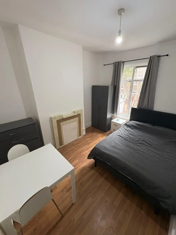 Room La Rose Lane in Greater London