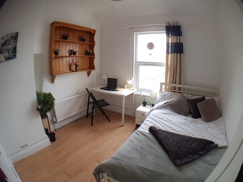 Room Fishponds Road in Bristol
