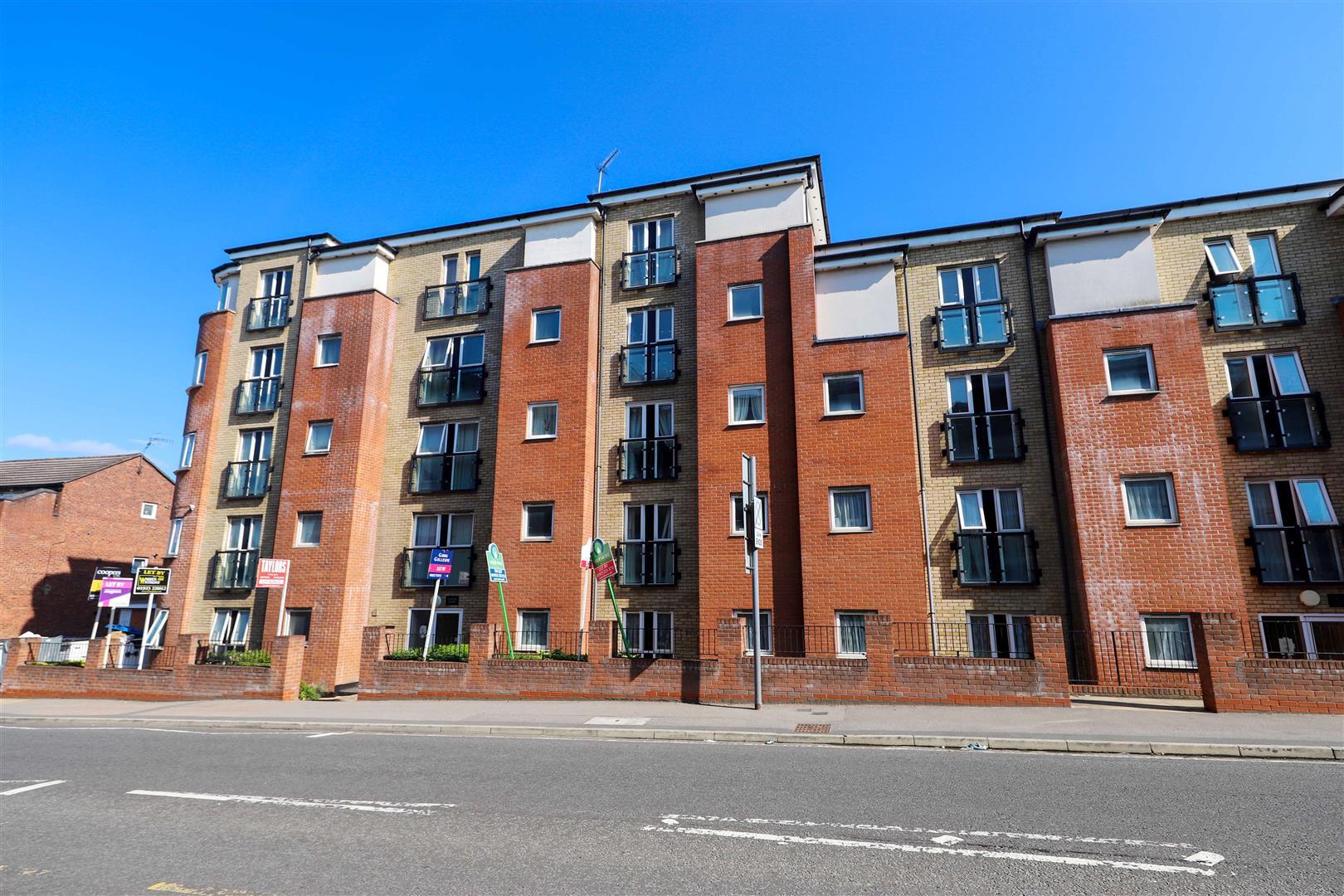 Flat Raven Close in Watford