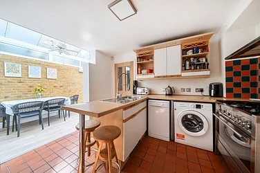 House Summerley Street in Greater London