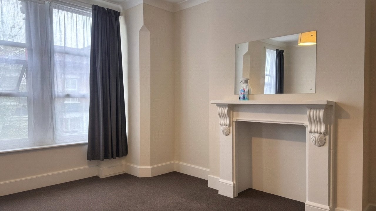 Room Tennyson Road in Greater London