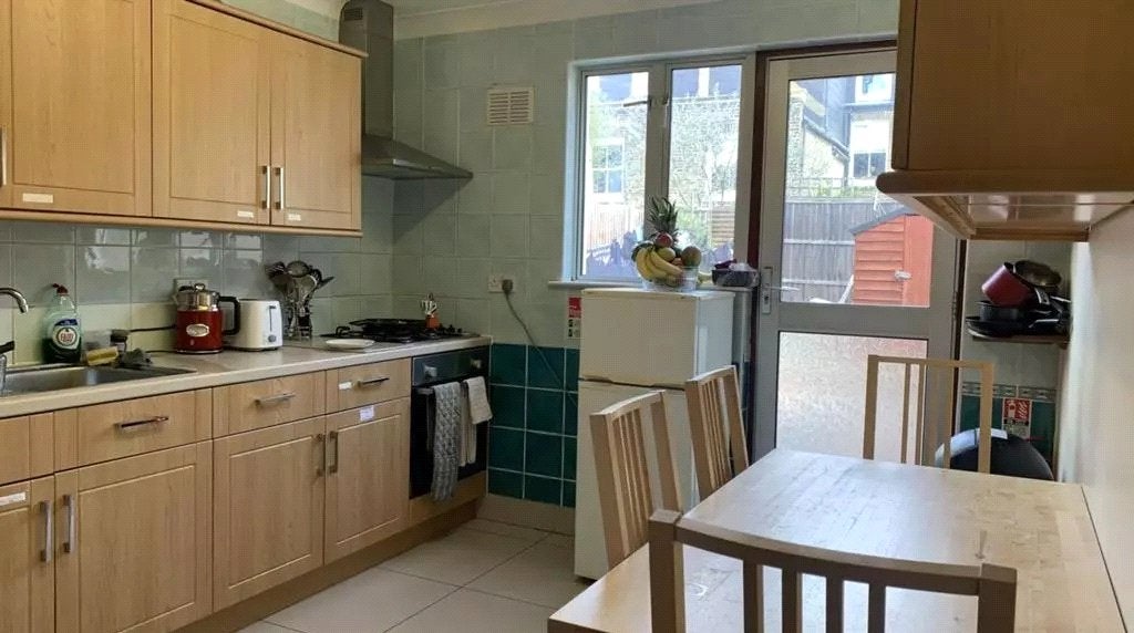 Room Tennyson Road in Greater London