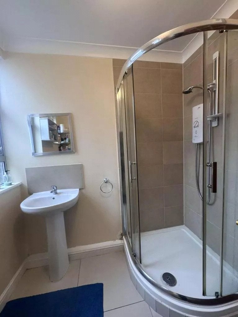 Room Tennyson Road in Greater London
