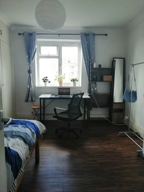 Room Trelawney Estate in Greater London
