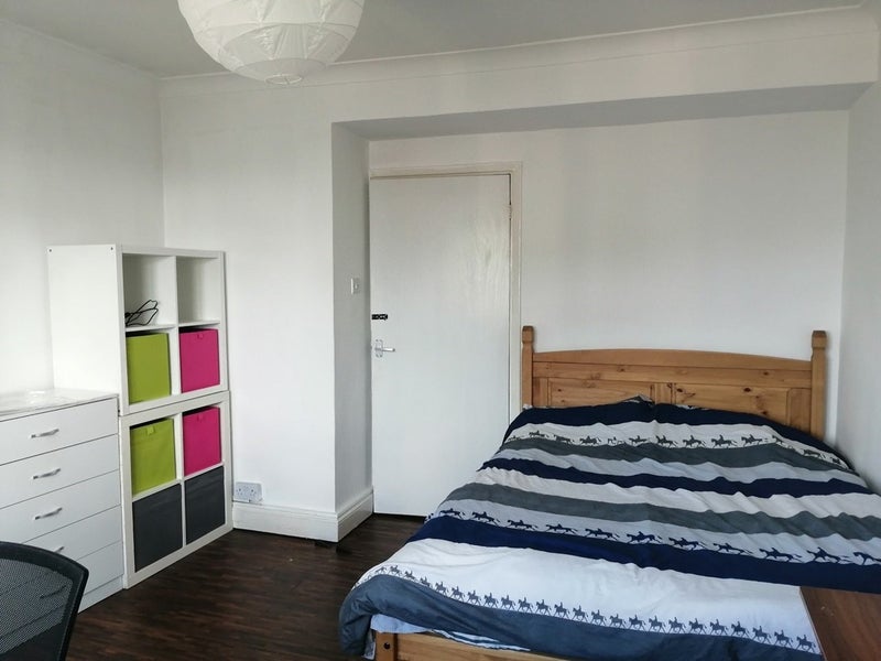 Room Trelawney Estate in Greater London