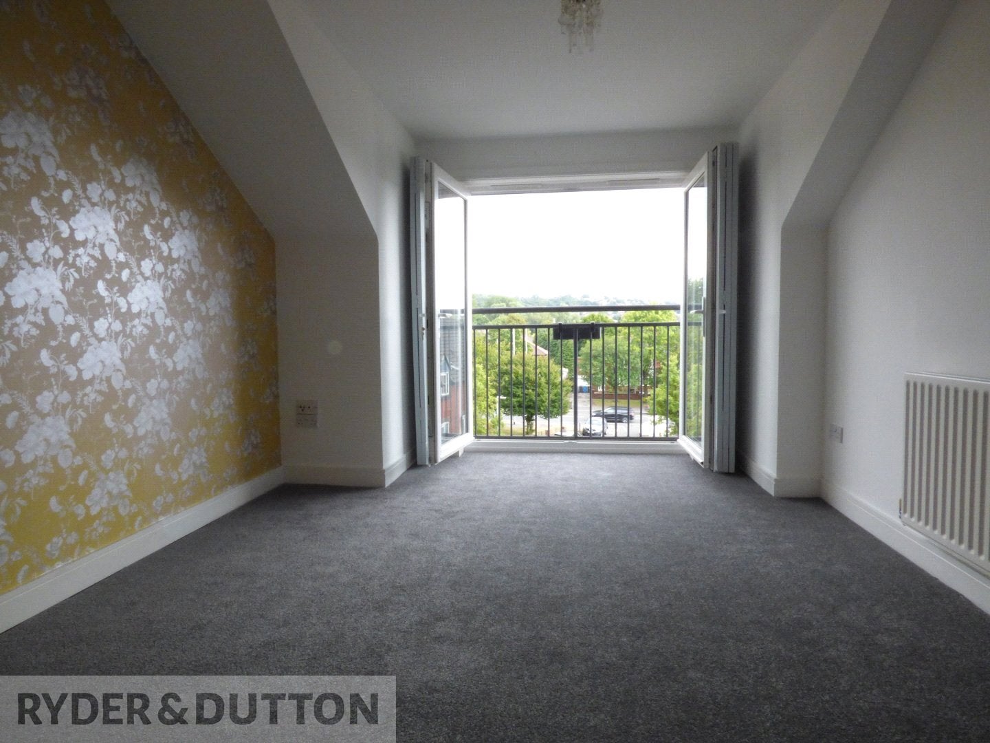 Flat Baldwins Close in Royton