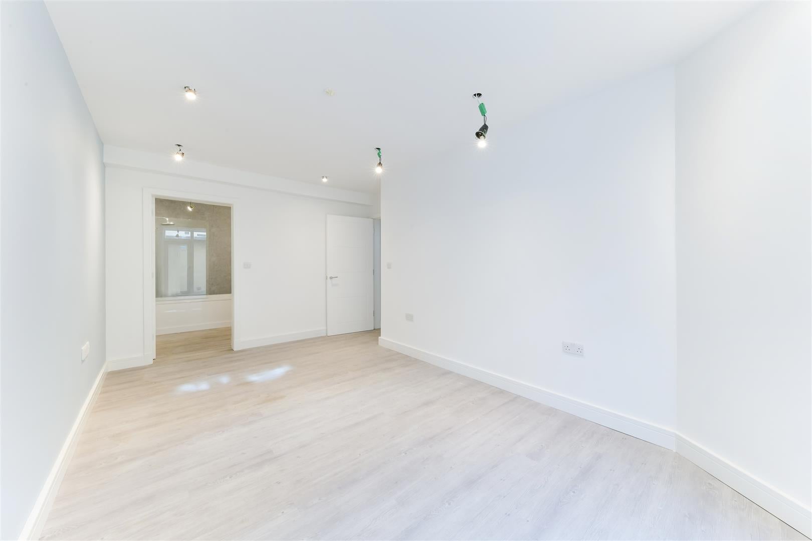 Flat Kingston Road in Greater London