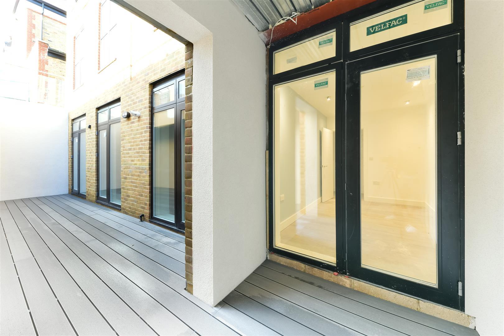 Flat Kingston Road in Greater London