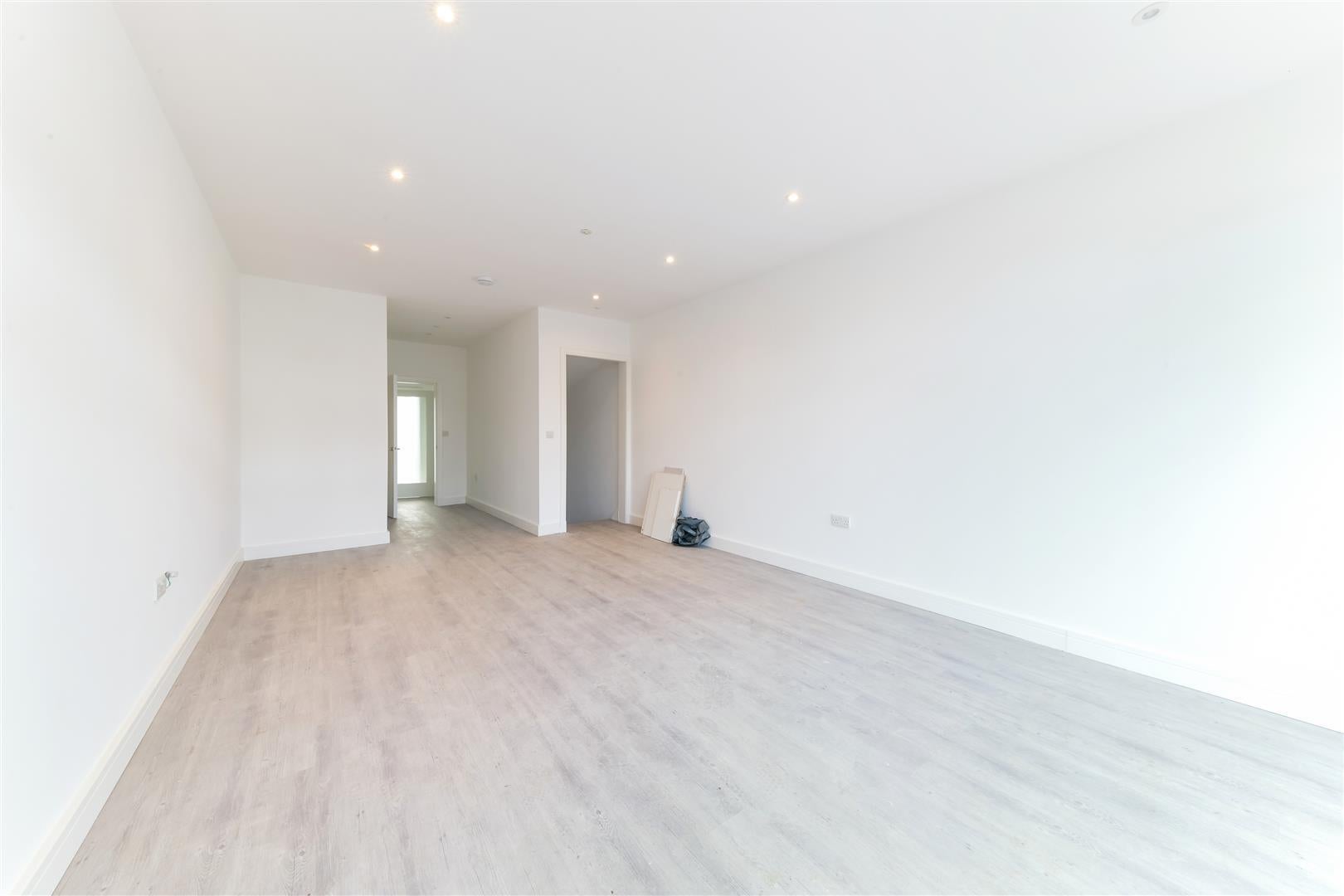 Flat Kingston Road in Greater London
