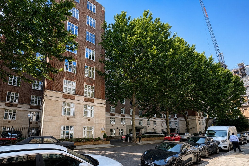 Flat Chesterfield Gardens in City of Westminster