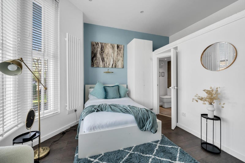 Room Malcolm Road in Greater London