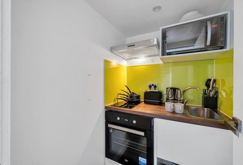 Room Malcolm Road in Greater London