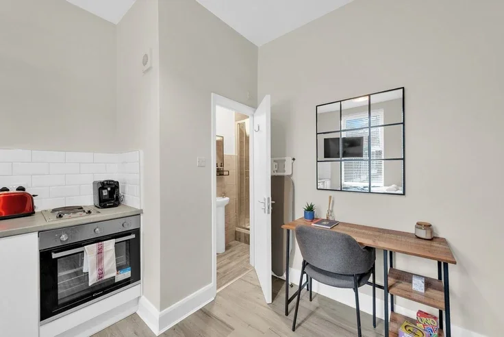 Flat Wightman Road in Greater London