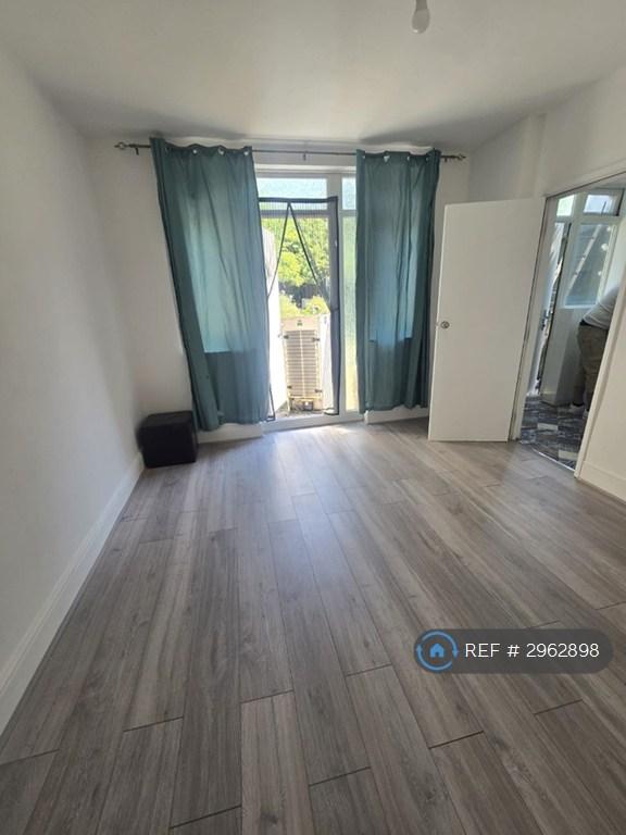 Flat Sinclair Road in Greater London