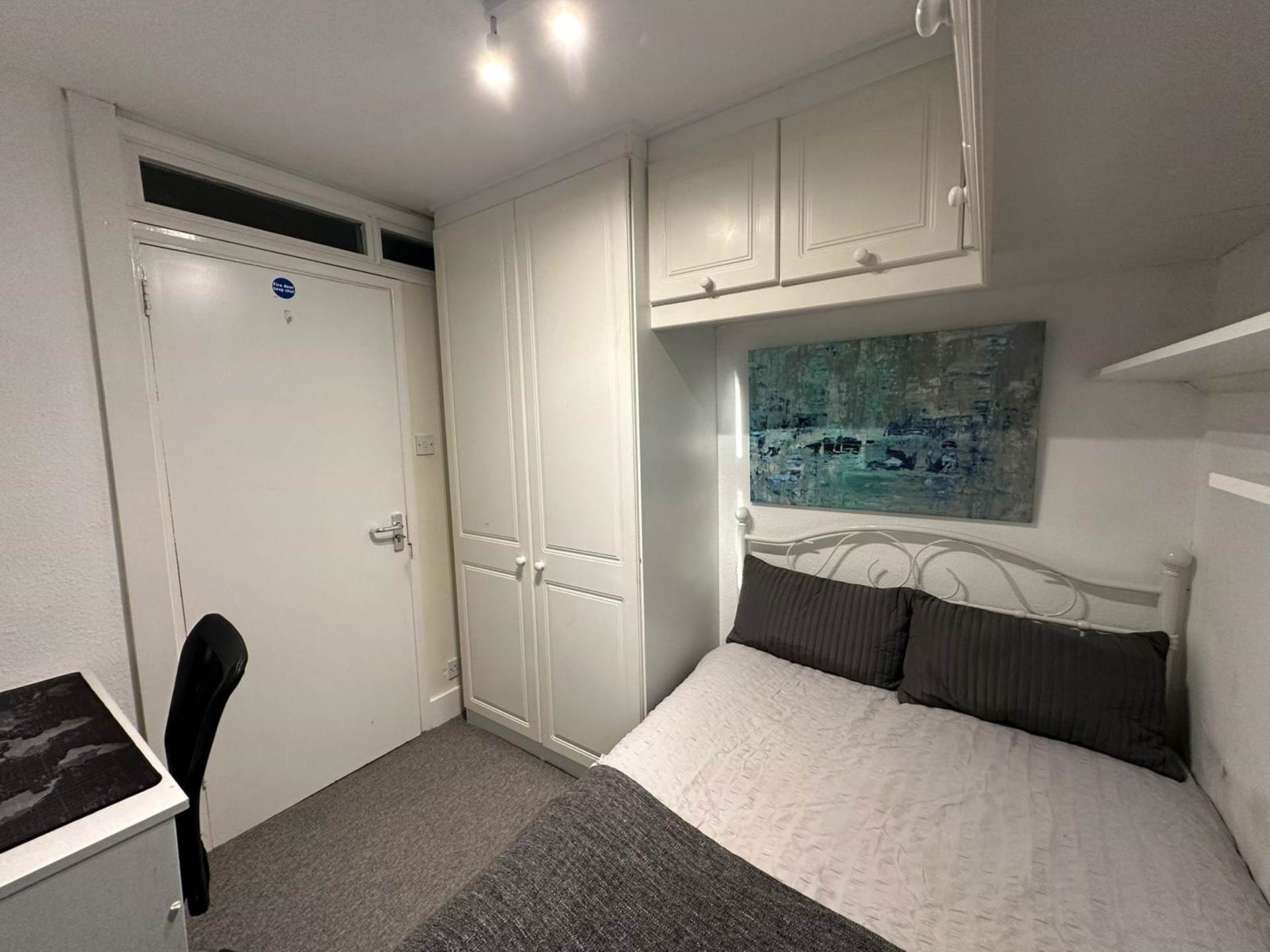 Room Springfield Road in Guildford