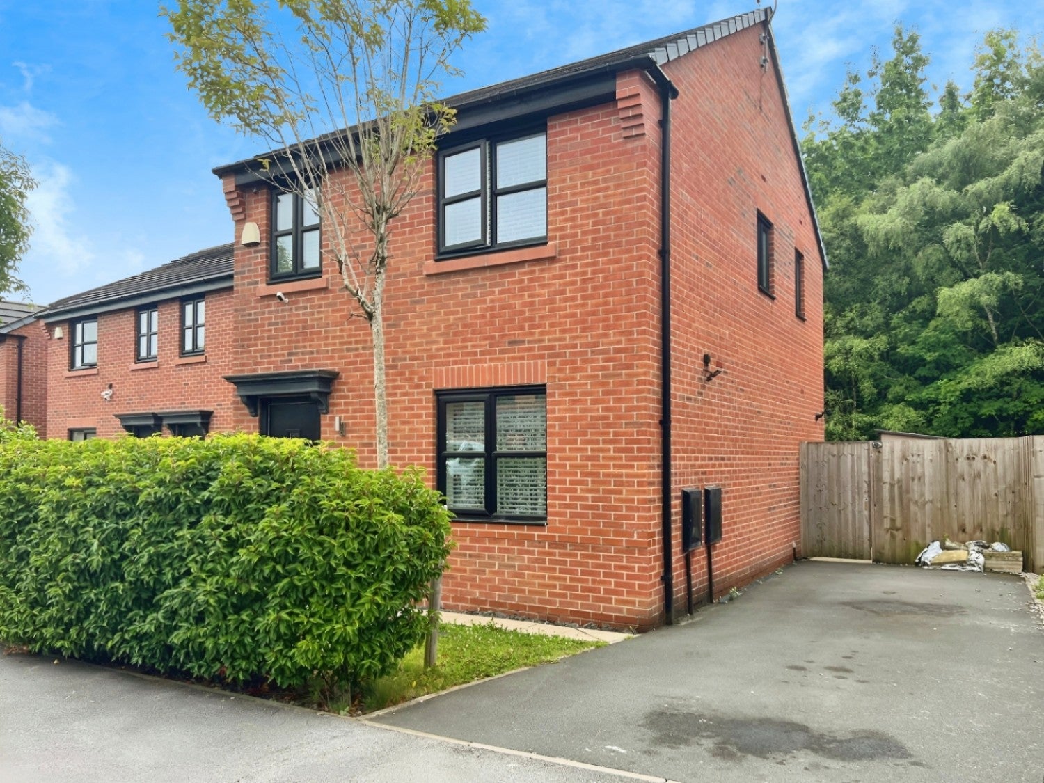 House Tiverton Avenue in Leigh