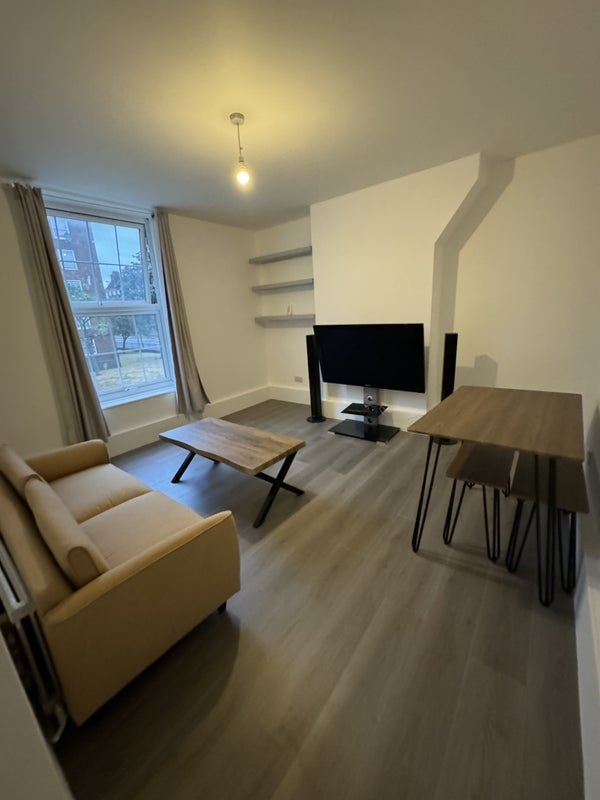 Flat Pembury Road in Greater London