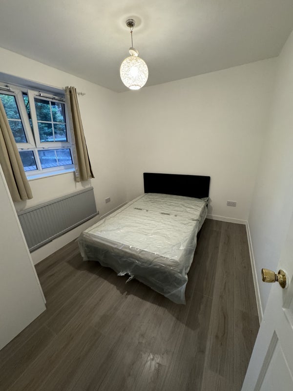 Flat Pembury Road in Greater London