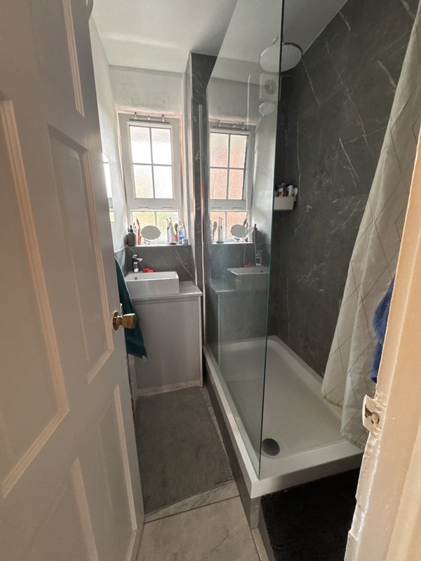 Flat Pembury Road in Greater London