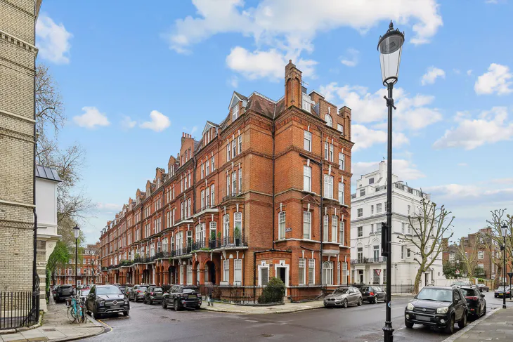 Flat Elm Park Gardens in Greater London