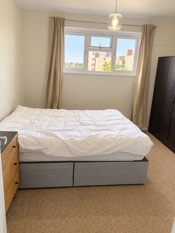 Flat Wickham Road in Greater London