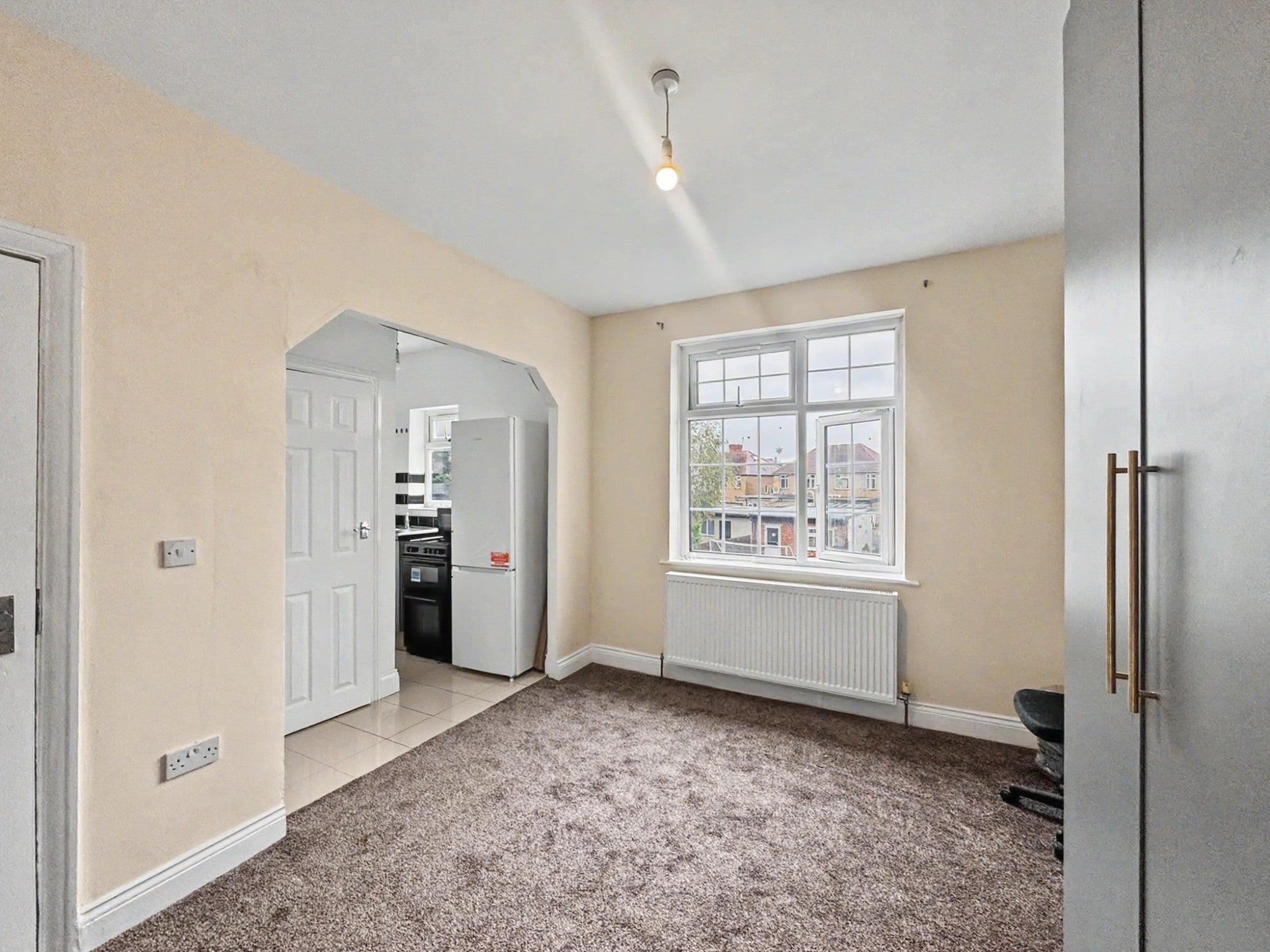 Flat Chatsworth Crescent in London