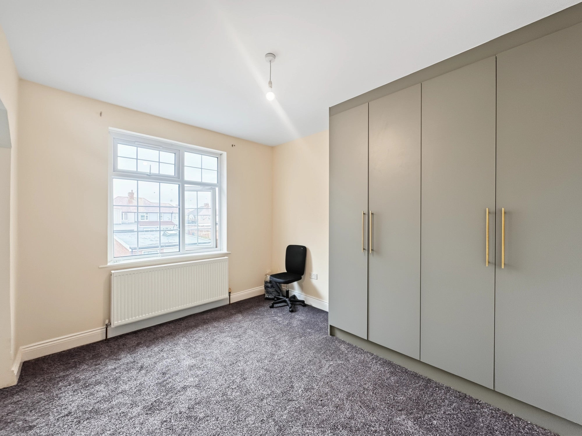 Flat Chatsworth Crescent in London