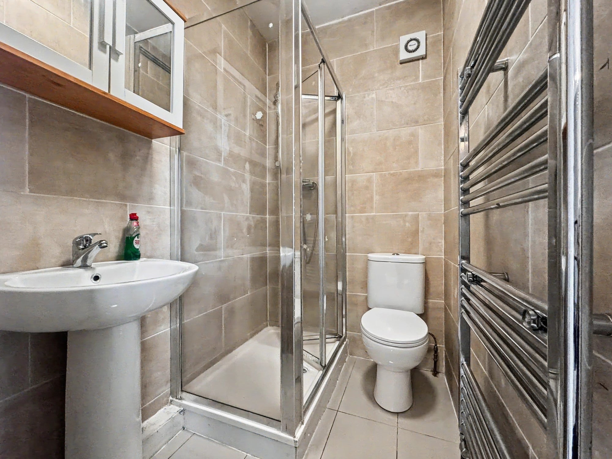 Flat Chatsworth Crescent in London