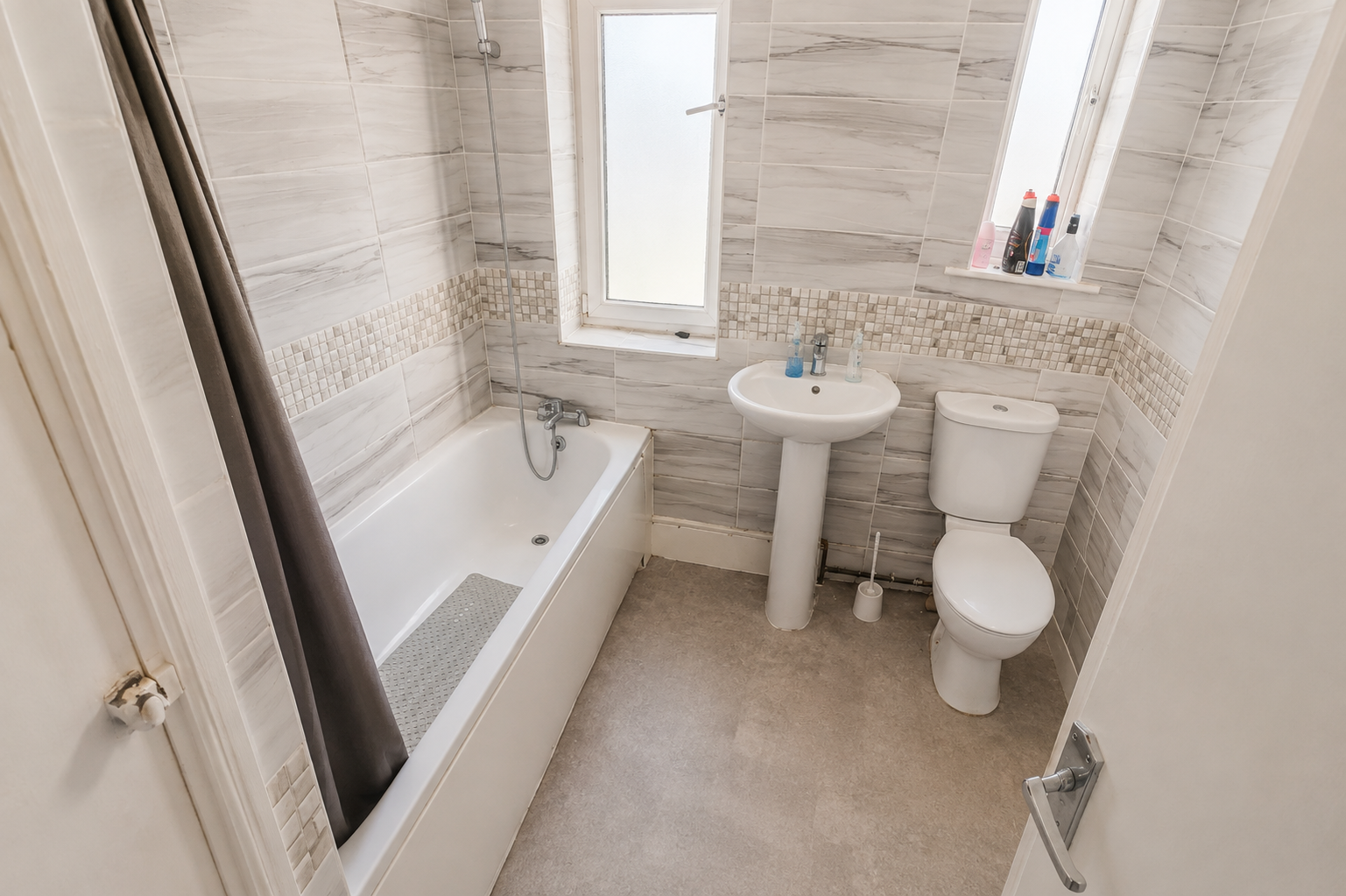 Flat Heathway in Greater London